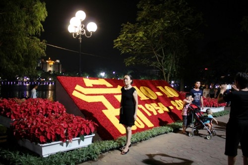 Một tấm biển hoa chào mừng kỷ niệm 60 năm giải phóng Thủ đô được đặt ở khu vực Hồ Gươm.